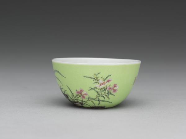 琺瑯彩瓷綠地萱花草蟲鍾