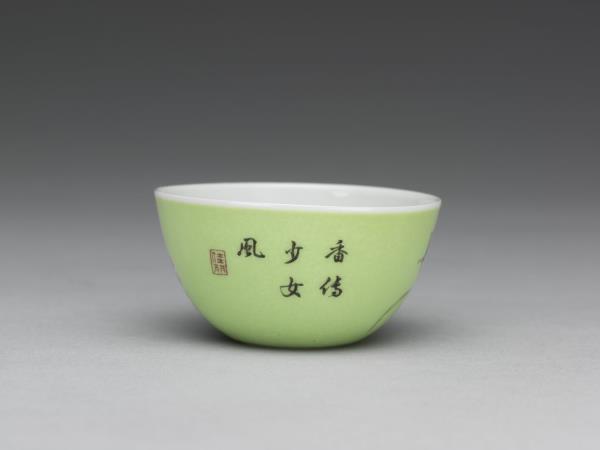 琺瑯彩瓷綠地萱花草蟲鍾