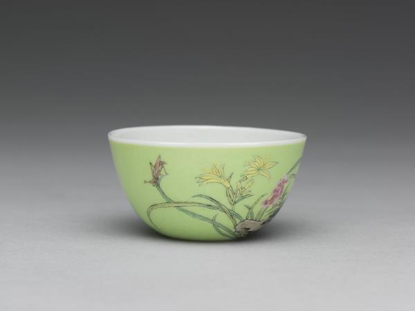 琺瑯彩瓷綠地萱花草蟲鍾