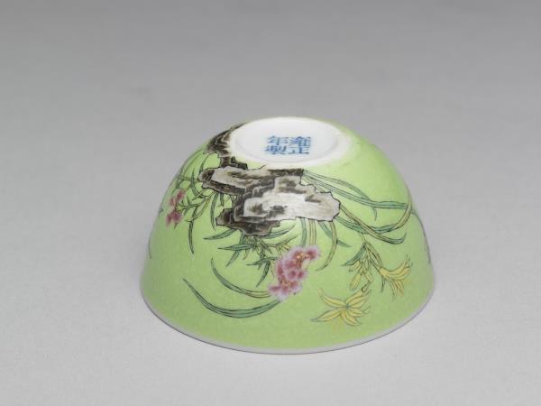 琺瑯彩瓷綠地萱花草蟲鍾