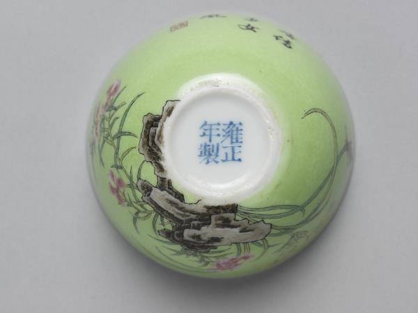 琺瑯彩瓷綠地萱花草蟲鍾