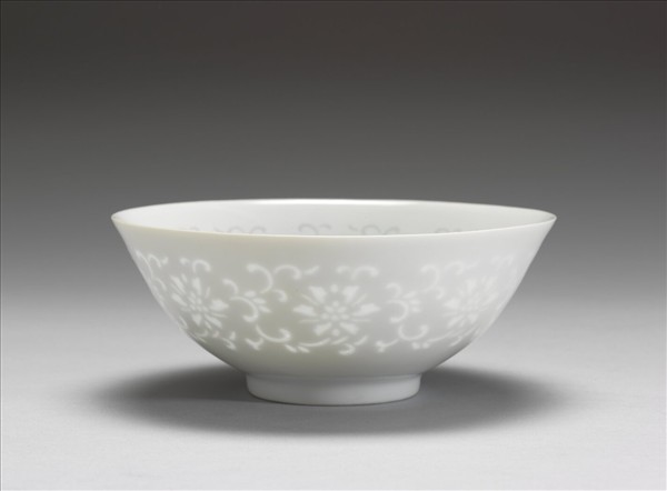 白瓷剔透番蓮碗