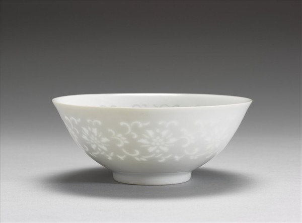 白瓷剔透番蓮碗