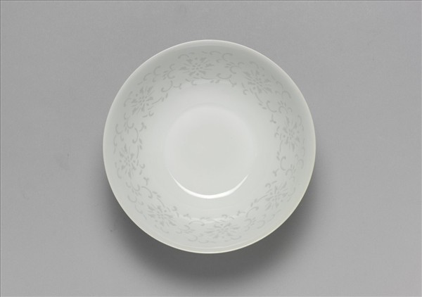 白瓷剔透番蓮碗