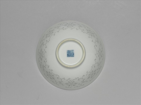 白瓷剔透番蓮碗