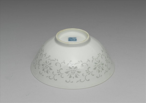 白瓷剔透番蓮碗