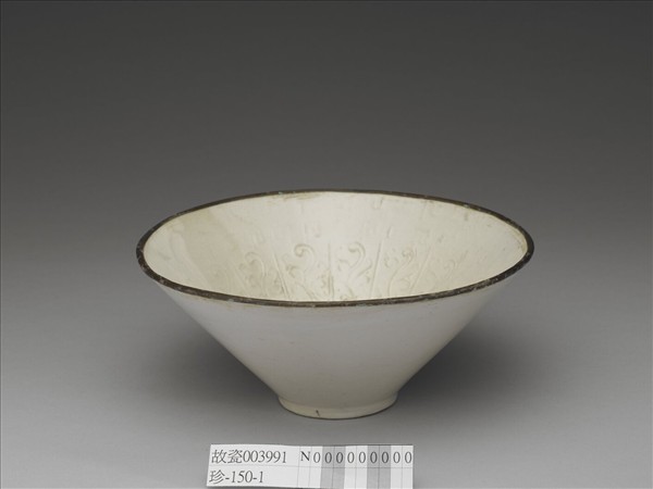 白瓷印花團壽字碗