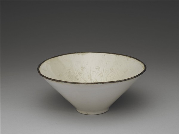 白瓷印花團壽字碗