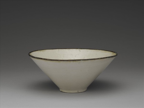 白瓷印花團壽字碗