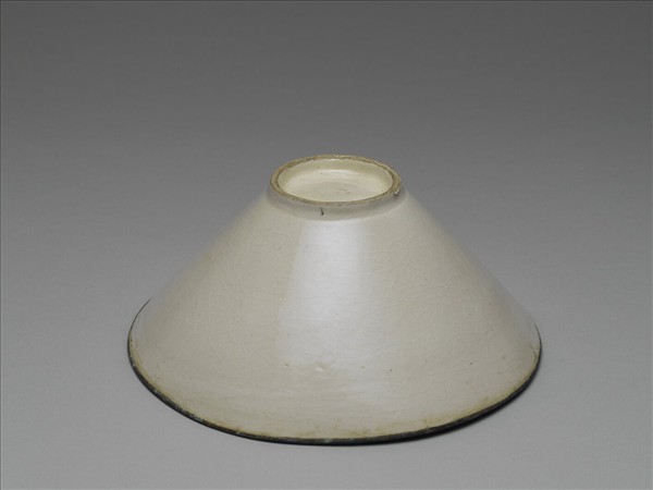 白瓷印花團壽字碗