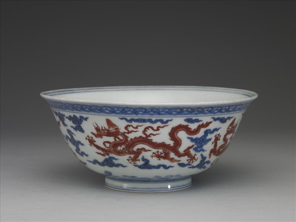 青花紅彩雲龍紋碗