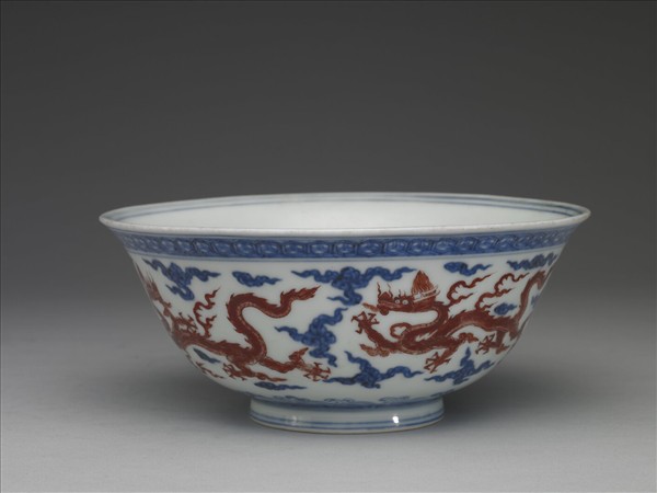青花紅彩雲龍紋碗