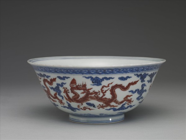 青花紅彩雲龍紋碗