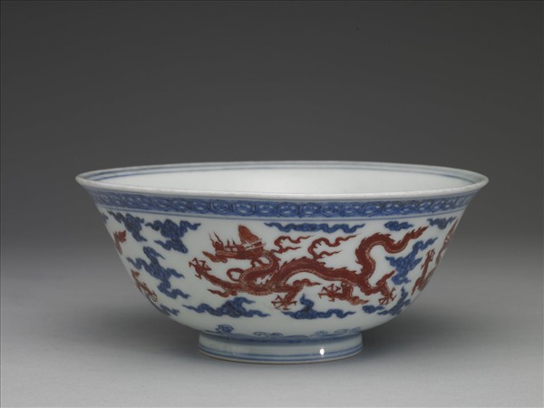 青花紅彩雲龍紋碗