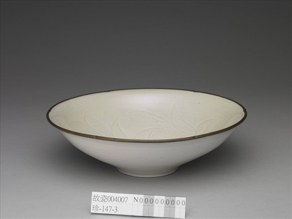定窯 劃花蓮花紋葵瓣口碗