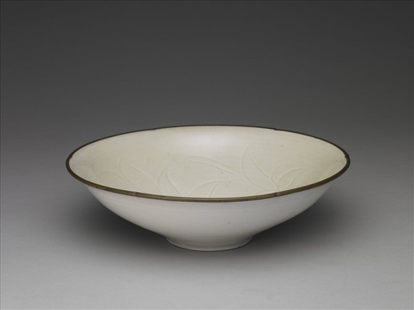 定窯 劃花蓮花紋葵瓣口碗