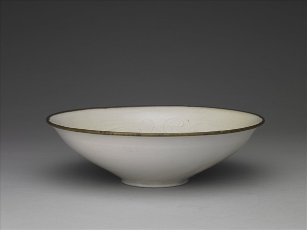 定窯 劃花蓮花紋葵瓣口碗