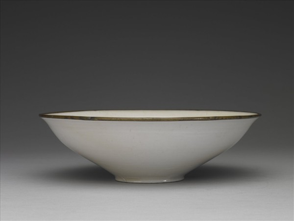 定窯 劃花蓮花紋葵瓣口碗