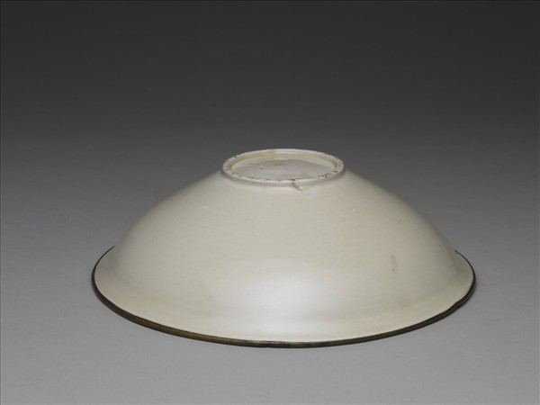 定窯 劃花蓮花紋葵瓣口碗