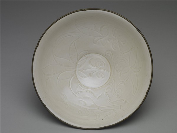 定窯 劃花蓮花紋葵瓣口碗