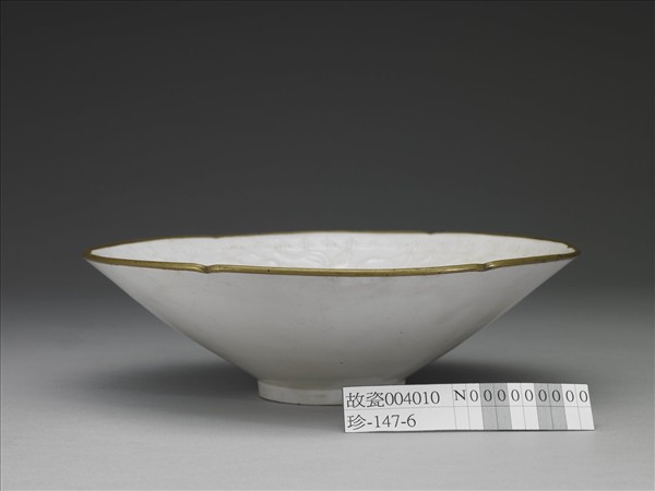 定窯 白瓷印花牡丹結帛紋花口碗