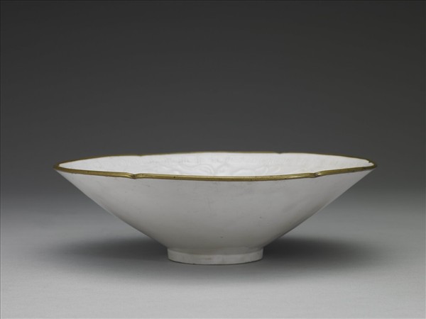 定窯 白瓷印花牡丹結帛紋花口碗