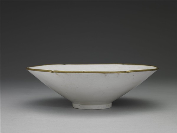 定窯 白瓷印花牡丹結帛紋花口碗