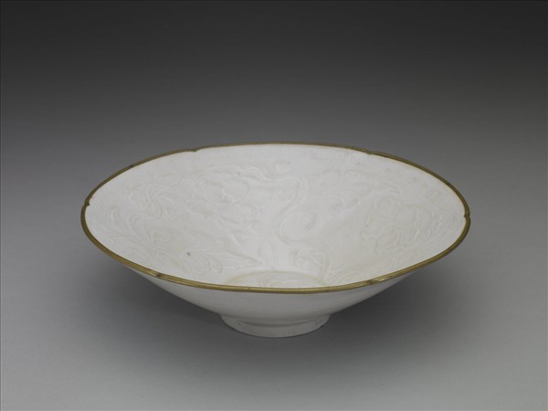 定窯 白瓷印花牡丹結帛紋花口碗