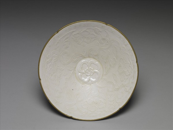 定窯 白瓷印花牡丹結帛紋花口碗