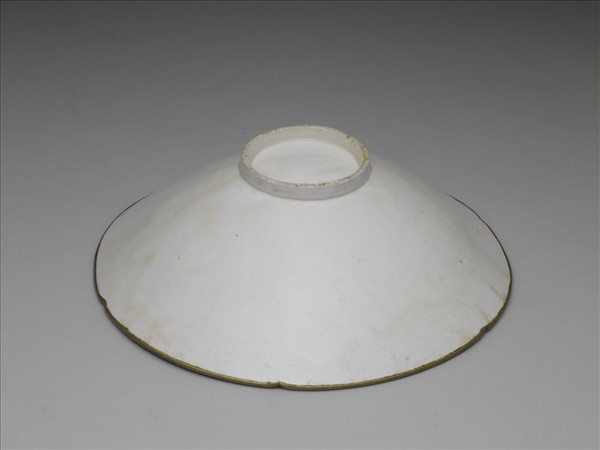 定窯 白瓷印花牡丹結帛紋花口碗