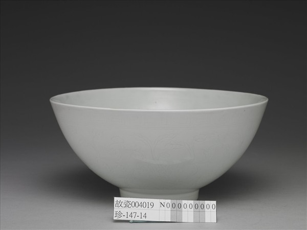 甜白劃花四季花卉紋碗