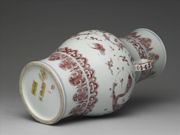 釉裡紅夔龍紋雙耳壺