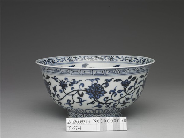 青花纏枝花卉紋碗