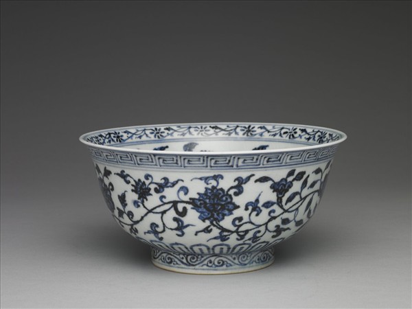青花纏枝花卉紋碗
