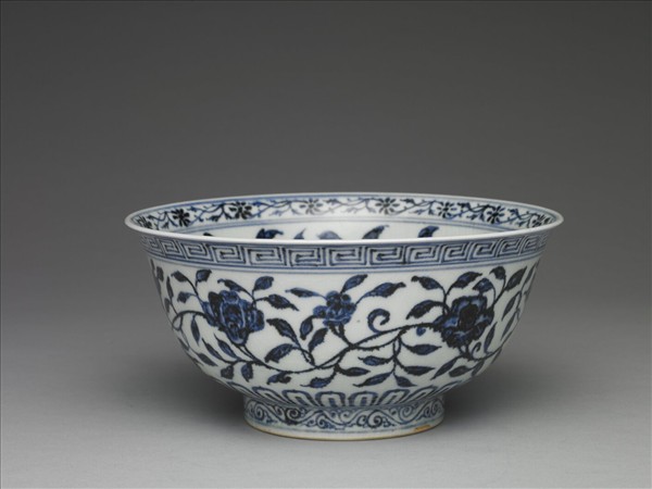 青花纏枝花卉紋碗
