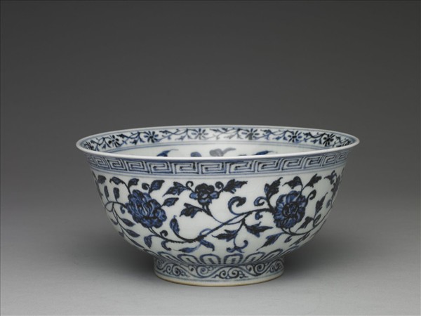 青花纏枝花卉紋碗