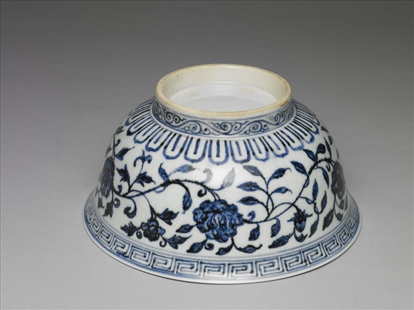 青花纏枝花卉紋碗