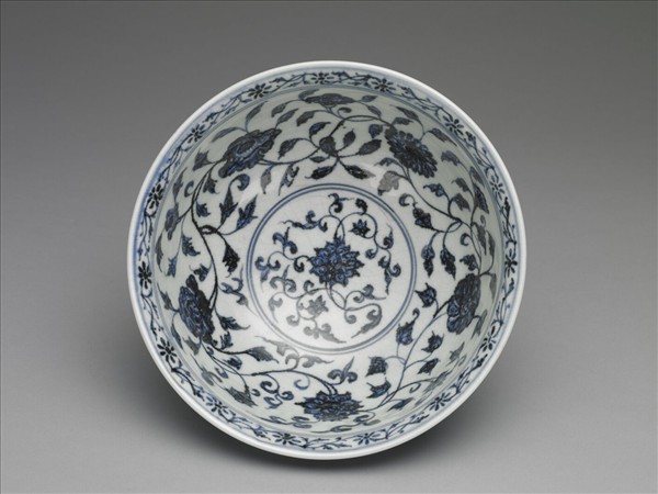 青花纏枝花卉紋碗