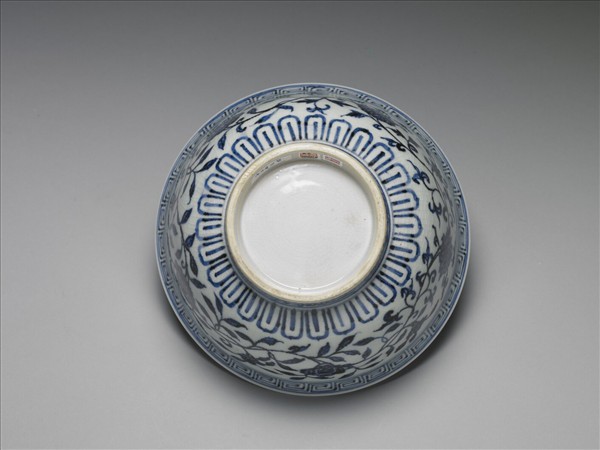 青花纏枝花卉紋碗