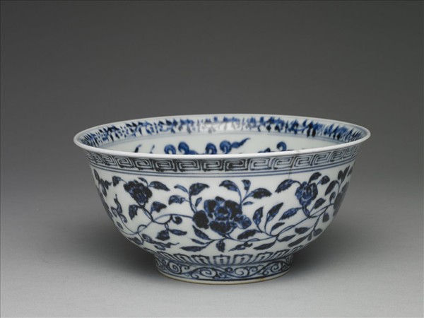 青花纏枝花卉紋碗