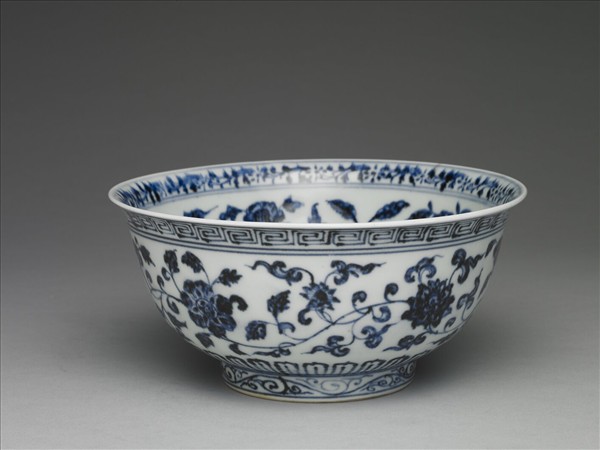 青花纏枝花卉紋碗