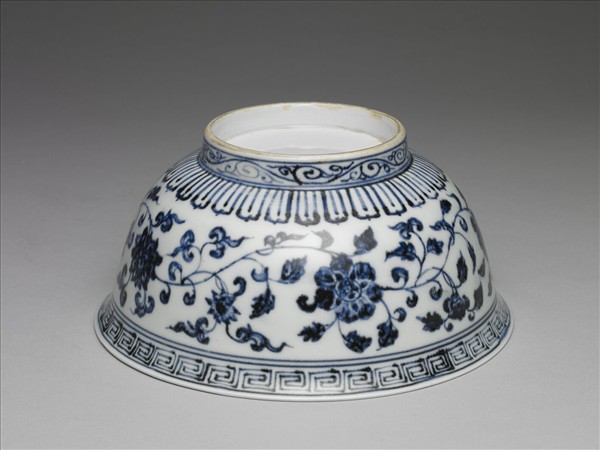 青花纏枝花卉紋碗