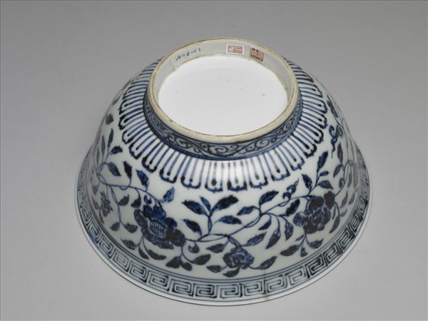 青花纏枝花卉紋碗