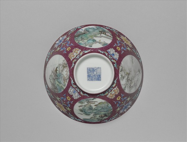 琺瑯彩紅錦地開光四季山水圖碗