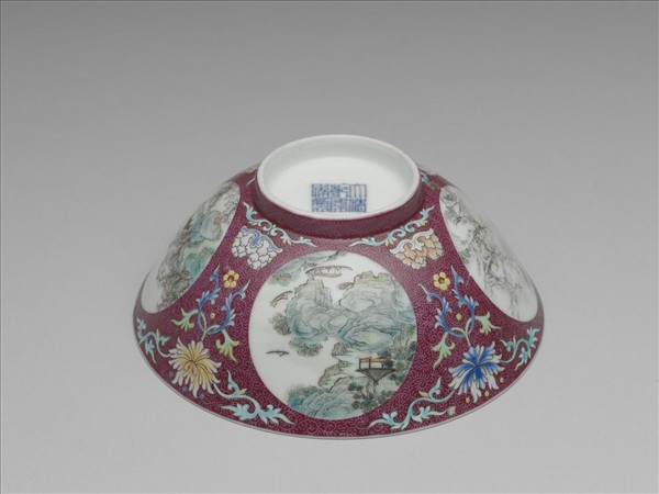 琺瑯彩紅錦地開光四季山水圖碗