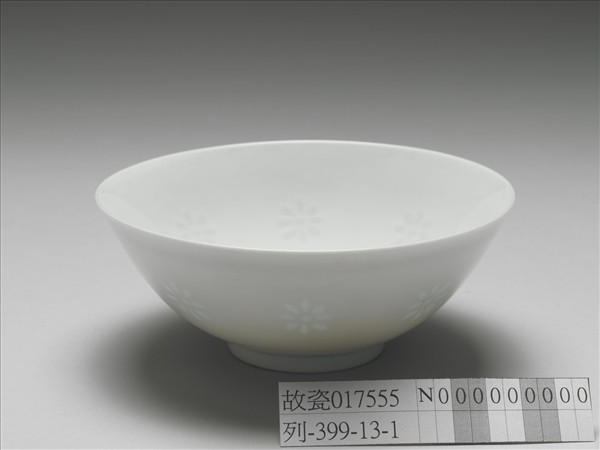 白瓷剔透番蓮紋碗