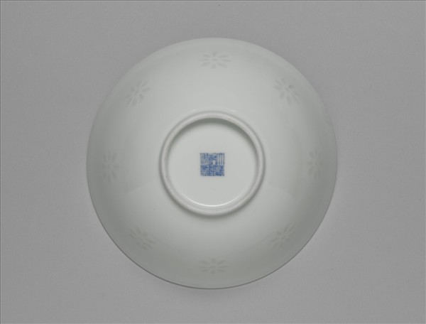 白瓷剔透番蓮紋碗