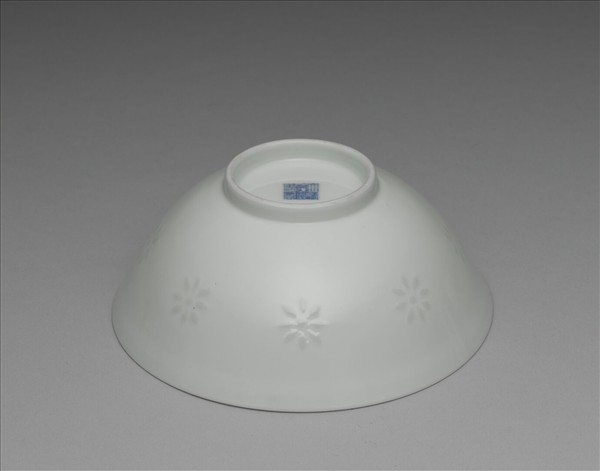 白瓷剔透番蓮紋碗