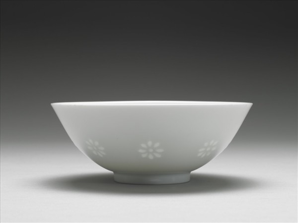 白瓷剔透番蓮紋碗