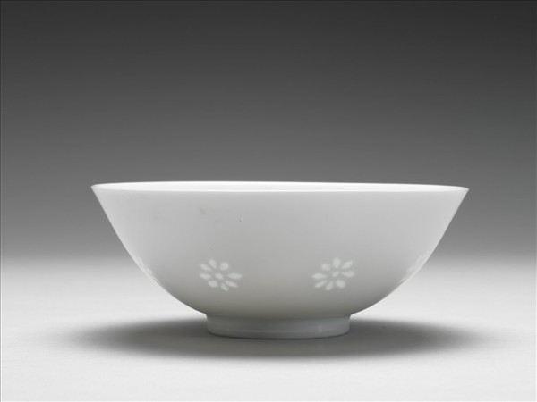 白瓷剔透番蓮紋碗